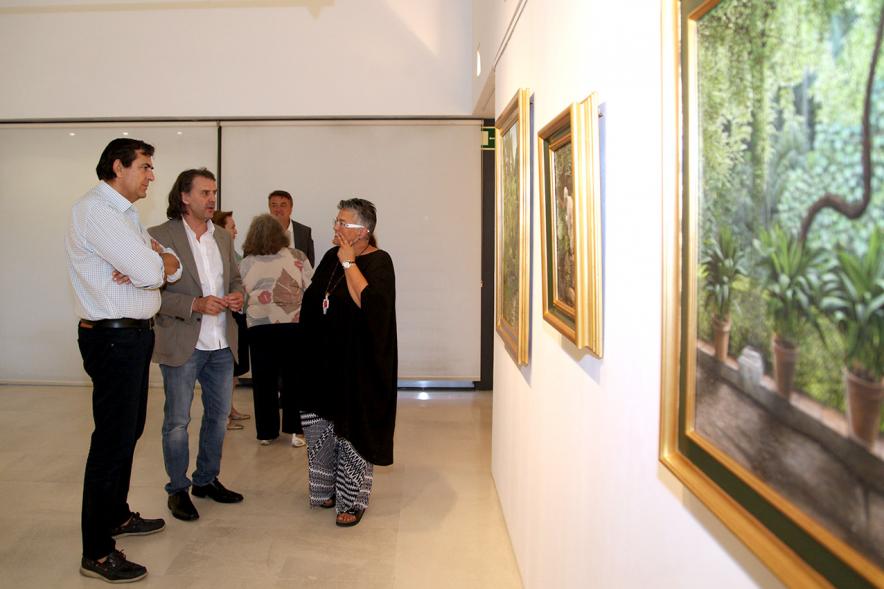 Inauguración Exposición "Ventanas al Jardín" de José Manuel Corujo Vergara -  El autor explica al concejal su obra.