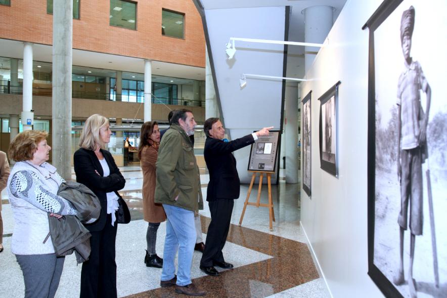 Inauguración Exposción de Luis Sierra en el Patio de Encuentros - Las autoridades en la exposición.