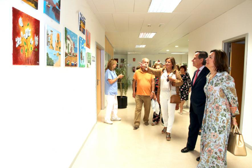 Inauguración Exposición Pintura en el Hospital Infanta Sofía -  Imagen del alcalde García de Vinuesa y otras personalidades en un momento de la visita a la exposición.