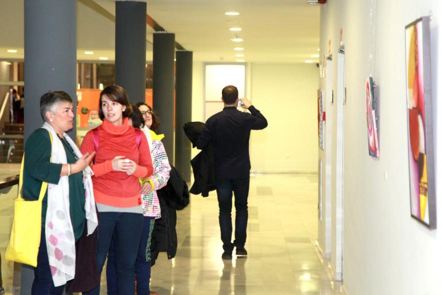 Artista Nuria Moreno y asistentes en la exposición. 