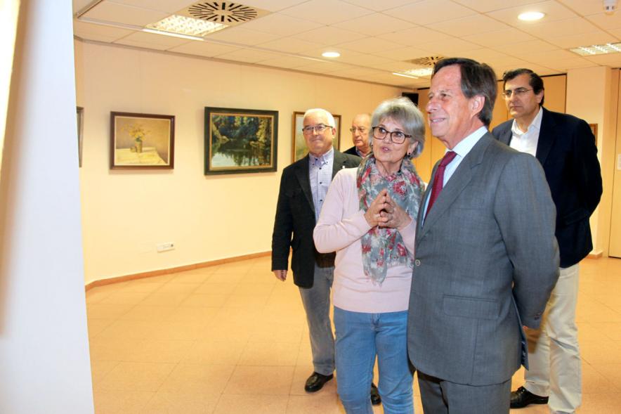 Semana Cultural Xuntanza de Galegos - Inauguración Exposición de Pintura de Esperanza Bouzas - Imagen del alcalde García de Vinuesa,Esperanza Bouzas y otras personas explicando sus obras.