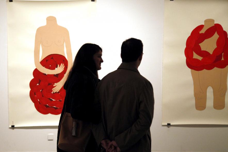 Inauguración Exposición "Aflicción" de Rosalía Banet - Imagen de personas mirando los cuadros de la exposición.