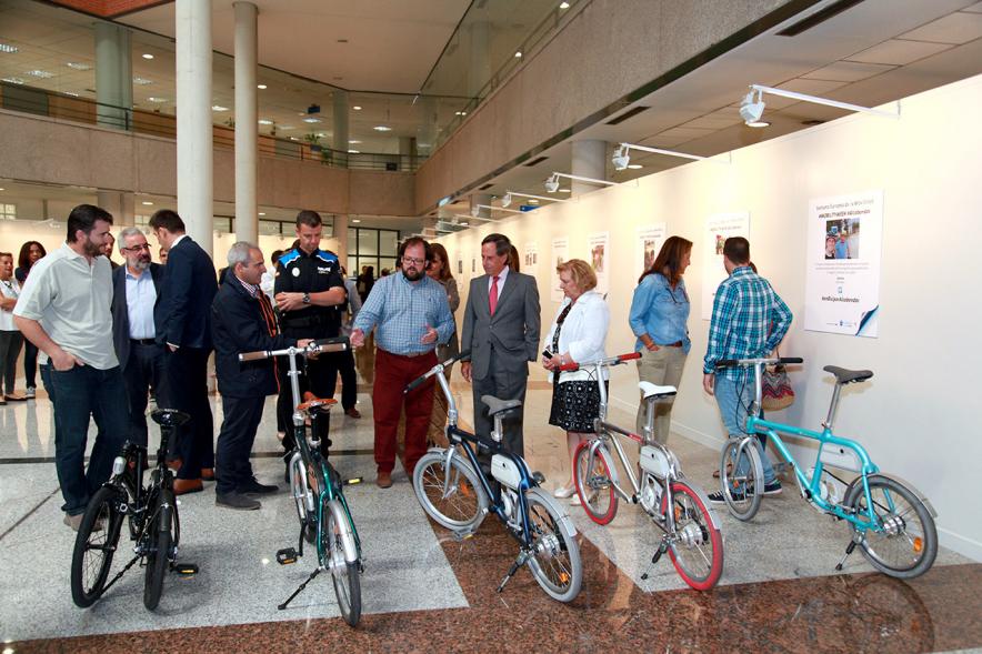 Inauguración y Entrega de Premios Hazte un Selfie en Bici -  Exposición de bicicletas y las autoridades.