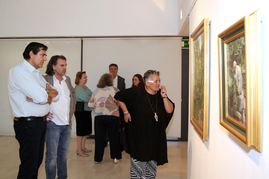 Inauguración Exposición "Ventanas al Jardín" de José Manuel Corujo Vergara -   El autor explica al concejal su obra.