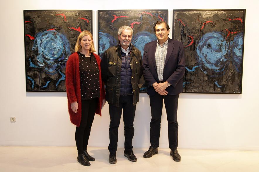 Inauguración de la Exposición de Manuel Martín Cabrera - Imagen del autor de la exposición Manuel Martín Cabrera con las autoridades asistentes a la inauguración.