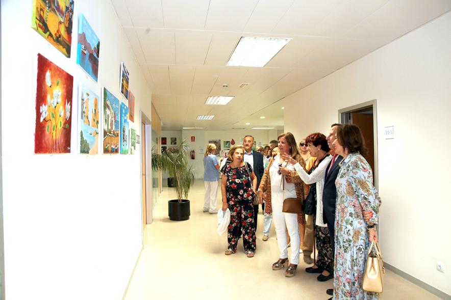 Inauguración Exposición Pintura en el Hospital Infanta Sofía -  Imagen del alcalde García de Vinuesa y otras personalidades en un momento de la visita a la exposición.