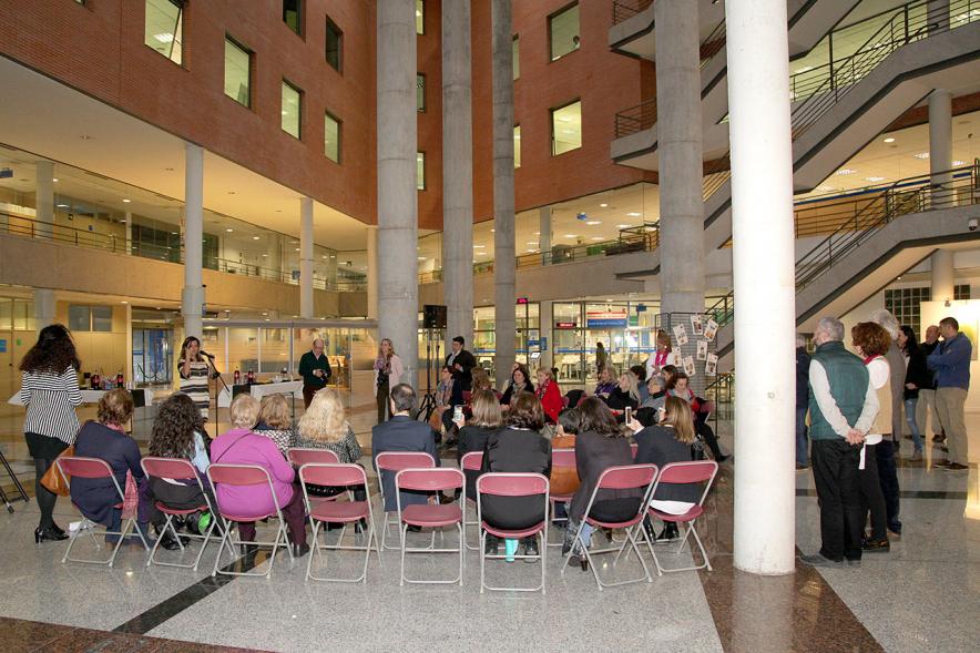 Inauguración Exposición IlusionARTizate - Imagen del público asistente a la exposición, sentado en sillas durante la presentación.