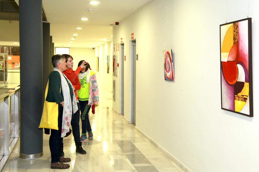 Artista Nuria Moreno y asistentes en la exposición. 