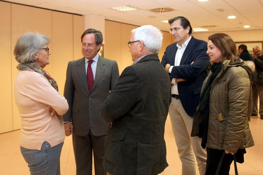 Semana Cultural Xuntanza de Galegos - Inauguración Exposición de Pintura de Esperanza Bouzas - Imagen del alcalde García de Vinuesa,Esperanza Bouzas y otras personas explicando sus obras.