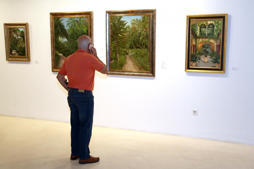 Inauguración Exposición "Ventanas al Jardín" de José Manuel Corujo Vergara - Parte de las obras y un visitante.