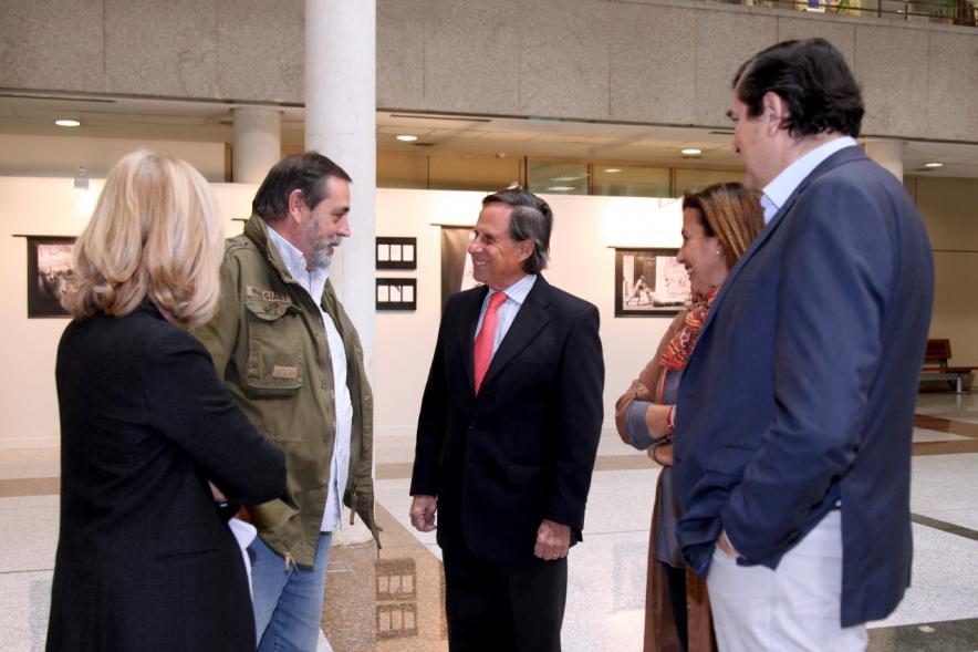 Inauguración Exposción de Luis Sierra en el Patio de Encuentros -  Las autoridades municipales con el artista.