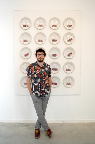 Manuel Franquelo-Giner - Artista, posando con una de sus obras.