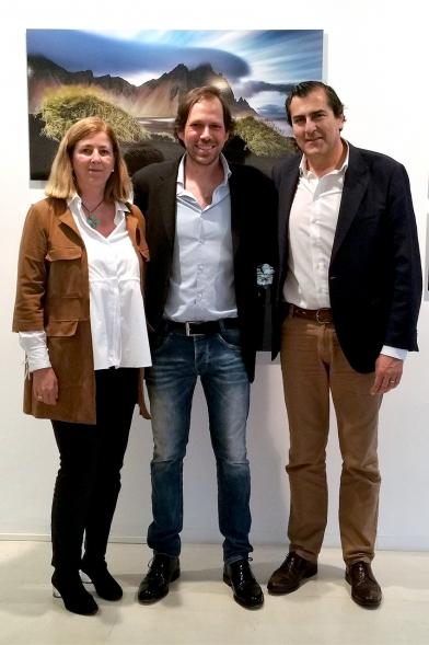 Concejal Fernando Martínez Rodríguez, fotógrafo Ignacio Heras Castán y Belén Pool, directora del Centro de Arte.