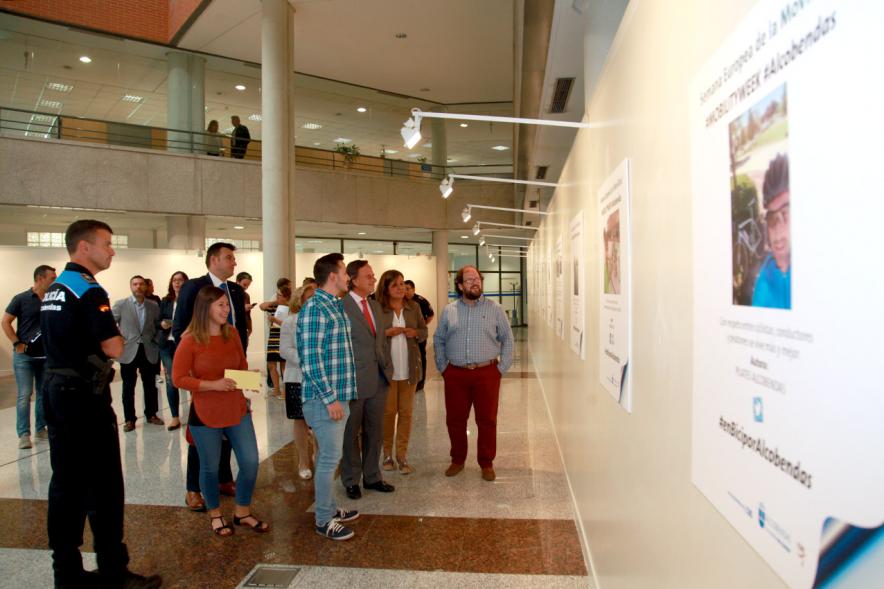 Inauguración y Entrega de Premios Hazte un Selfie en Bici - El alcalde y el concejal visitando  la exposición.