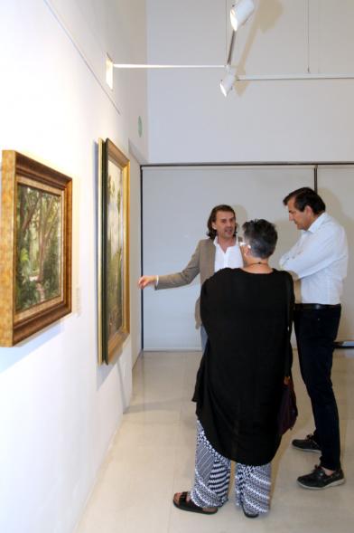Inauguración Exposición "Ventanas al Jardín" de José Manuel Corujo Vergara - El autor  explica al concejal las obras.