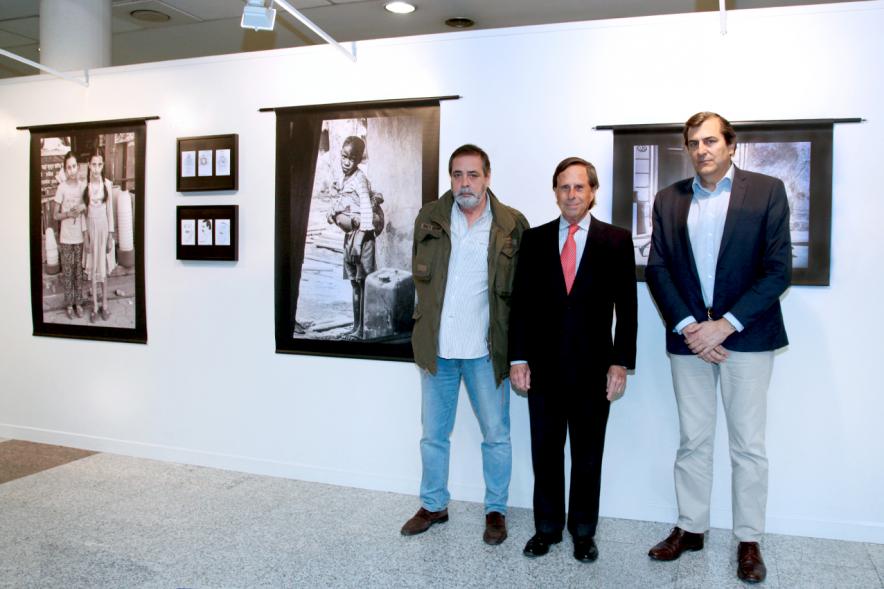 Inauguración Exposción de Luis Sierra en el Patio de Encuentros - Posado del artista con el concejal y el alcalde.