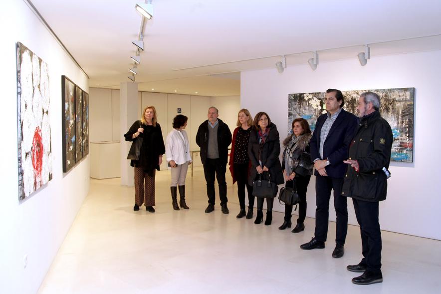Inauguración de la Exposición de Manuel Martín Cabrera - Imagen del autor de la exposición Manuel Martín Cabrera con las autoridades explicándoles algunas de sus obras.