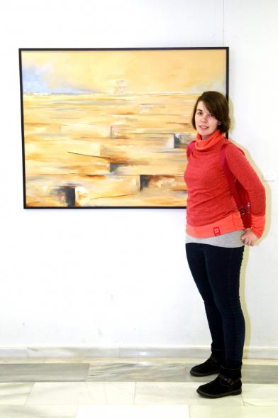 Artista Nuria Moreno, posando con una de sus obras. 