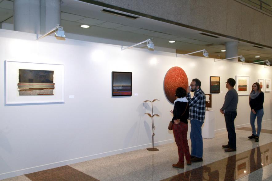 Visitantes en la exposición. 