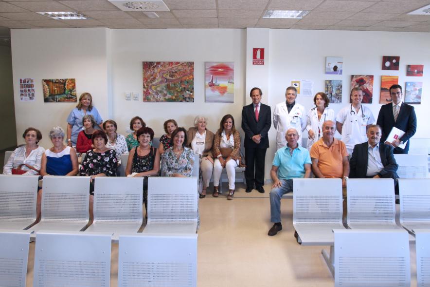 Inauguración Exposición Pintura en el Hospital Infanta Sofía - Imagen del alcalde García de Vinuesa y otras personalidades posando en la sala donde están expuestas las obras.