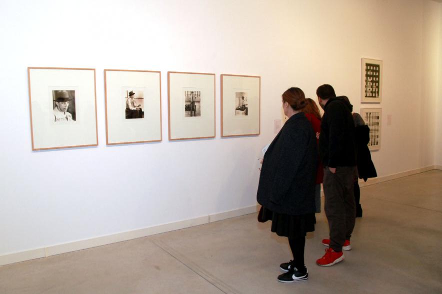 Inauguracion Exposición "La Idea de un Signo" - Colección Sánchez Ubiria - Imagen de personas mirando cuadros expuestos.