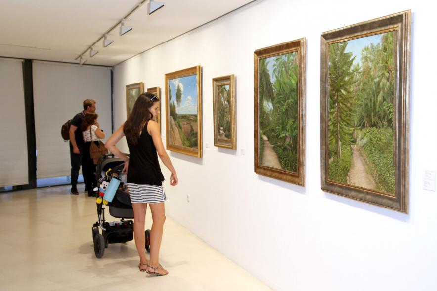 Inauguración Exposición "Ventanas al Jardín" de José Manuel Corujo Vergara - Parte de las obras y los visitantes.