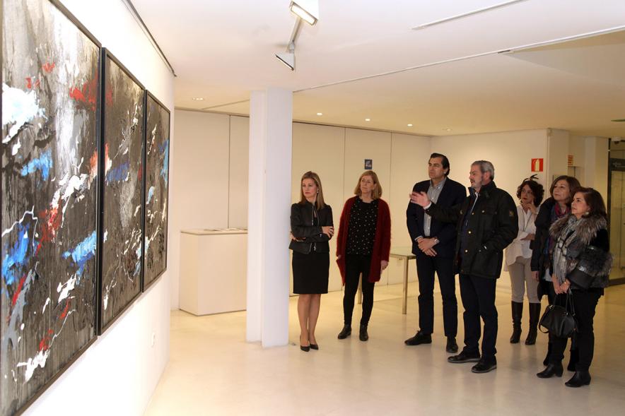Inauguración de la Exposición de Manuel Martín Cabrera - Imagen del autor de la exposición Manuel Martín Cabrera con las autoridades explicándoles algunas de sus obras.
