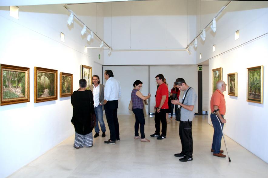Inauguración Exposición "Ventanas al Jardín" de José Manuel Corujo Vergara - Parte de la exposición y las visitas.