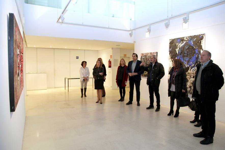 Inauguración de la Exposición de Manuel Martín Cabrera - Imagen del autor de la exposición Manuel Martín Cabrera con las autoridades explicándoles algunas de sus obras.