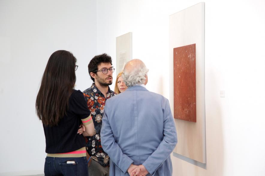  Manuel Franquelo-Giner con asistentes a la exposición. 