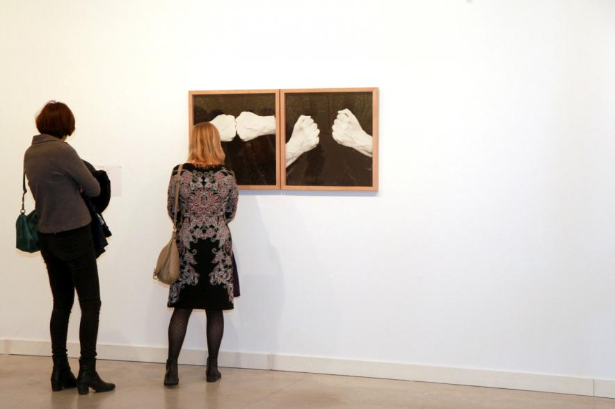 Inauguracion Exposición "La Idea de un Signo" - Colección Sánchez Ubiria - Imagen de personas mirando cuadros expuestos.