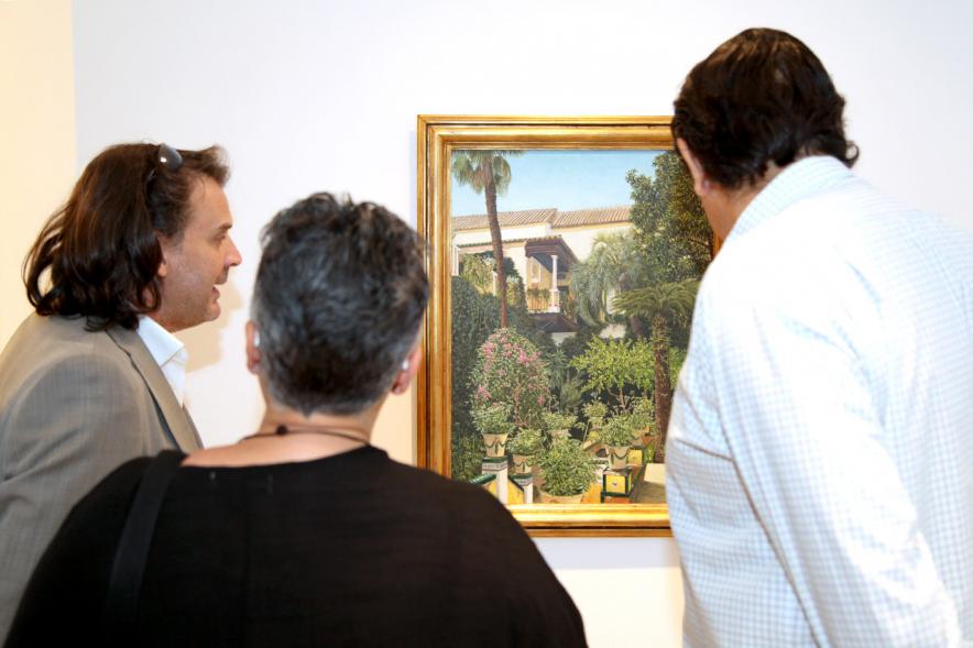 Inauguración Exposición "Ventanas al Jardín" de José Manuel Corujo Vergara - El autor  explica al concejal las obras.