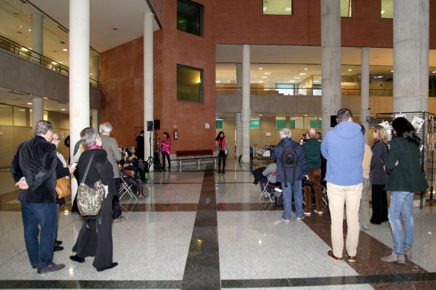 Inauguración Exposición IlusionARTizate - Imagen de personas llegando a la sala donde se celebra la exposición.
