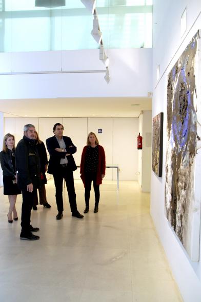Inauguración de la Exposición de Manuel Martín Cabrera - Imagen del autor de la exposición Manuel Martín Cabrera con las autoridades explicándoles algunas de sus obras.