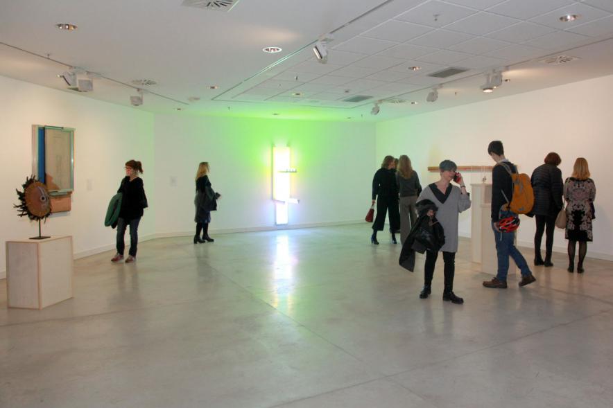 Inauguracion Exposición "La Idea de un Signo" - Colección Sánchez Ubiria - Imagen personas asistentes a la exposición.