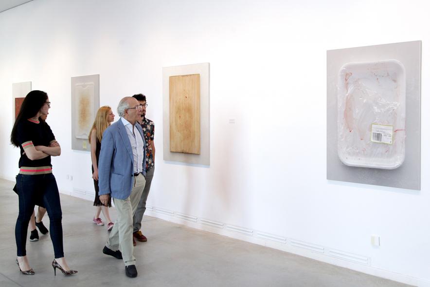  Manuel Franquelo-Giner y visitantes en la exposición. 