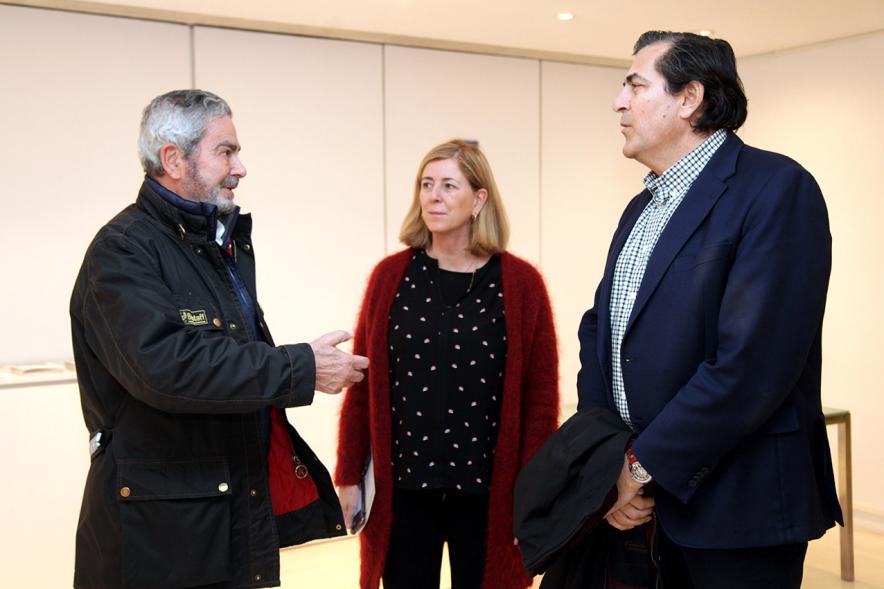 Inauguración de la Exposición de Manuel Martín Cabrera - Imagen del autor de la exposición Manuel Martín Cabrera charlando con las autoridades asistentes a la inauguración.