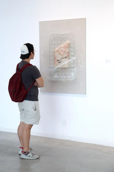Visitante en la Muestra. 