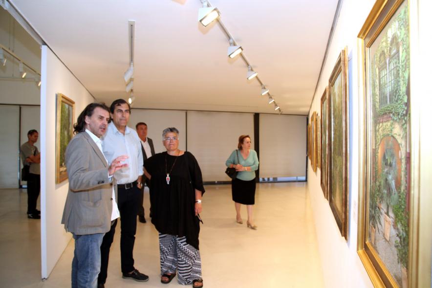 Inauguración Exposición "Ventanas al Jardín" de José Manuel Corujo Vergara - El autor  explica al concejal las obras.