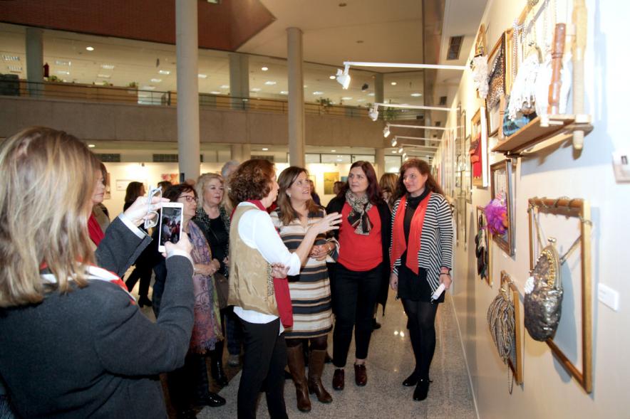 Inauguración Exposición IlusionARTizate - Imagen de personas mirando algunos de los cuadros de exposición.