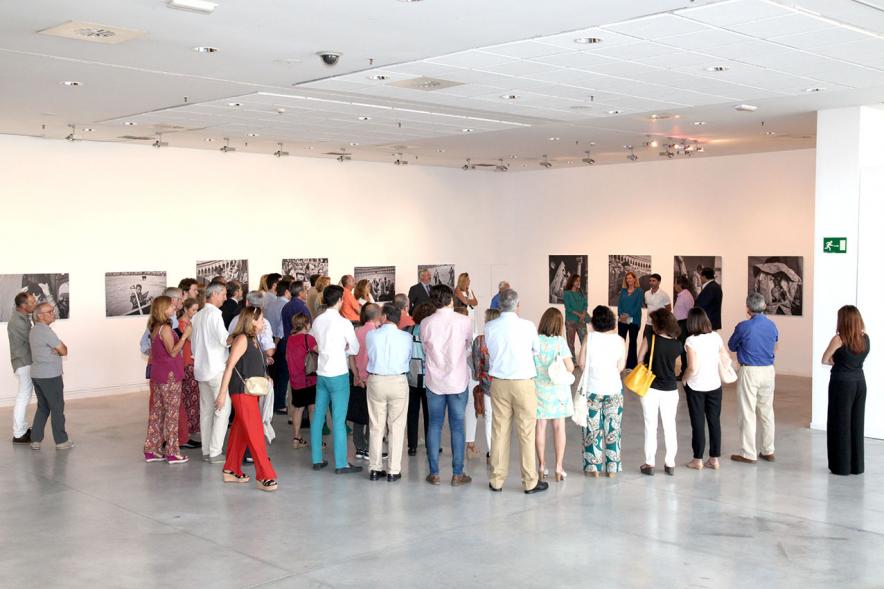 Vista general de los asistentes a la exposición.