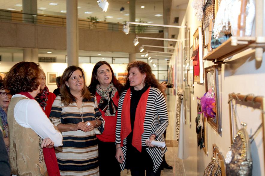 Inauguración Exposición IlusionARTizate - Imagen de personas mirando algunos de los cuadros de exposición.