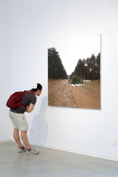 Visitante en la exposición. 