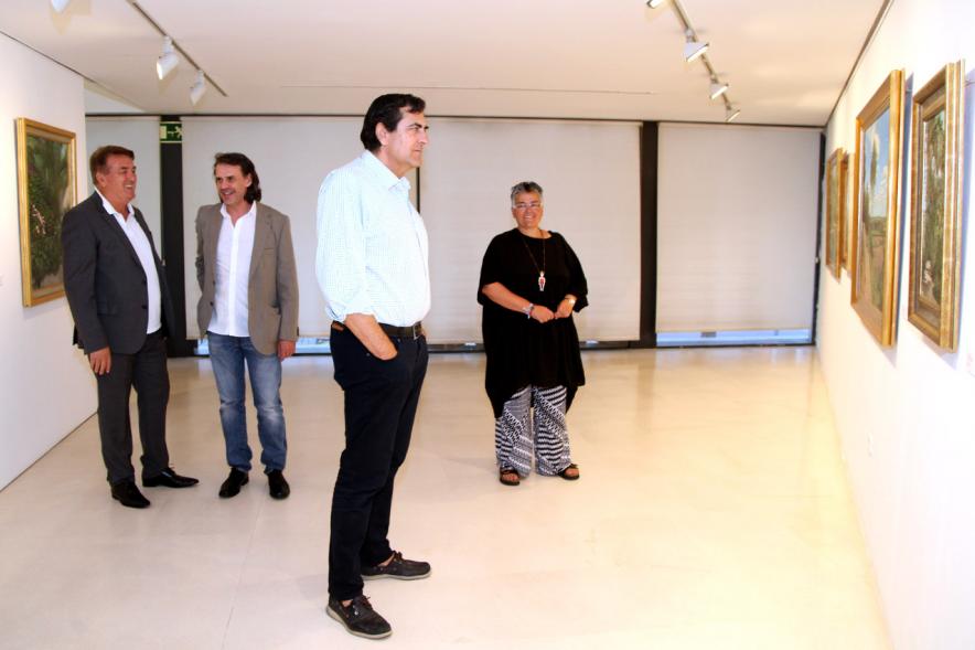 Inauguración Exposición "Ventanas al Jardín" de José Manuel Corujo Vergara - Toma frontal del concejal.
