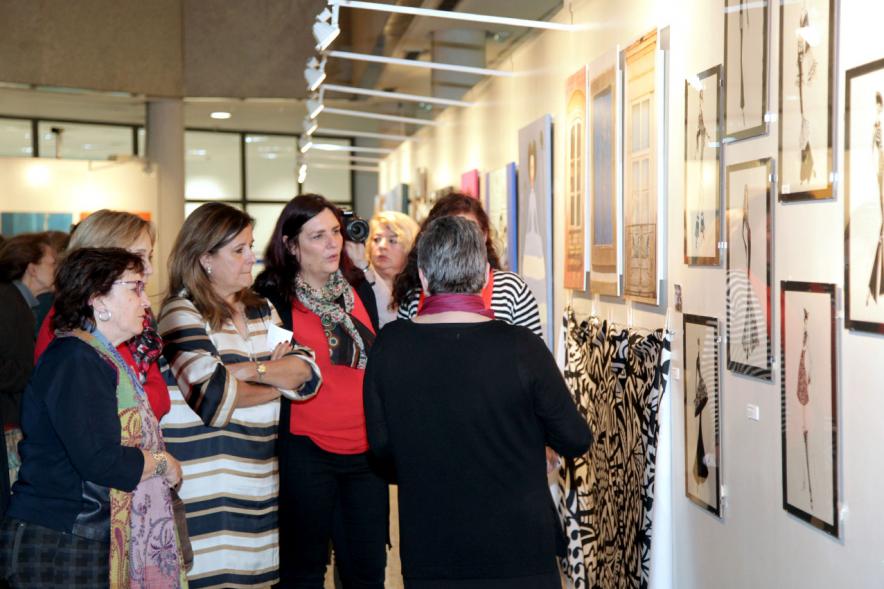 Inauguración Exposición IlusionARTizate - Imagen de personas mirando algunos de los cuadros de exposición.