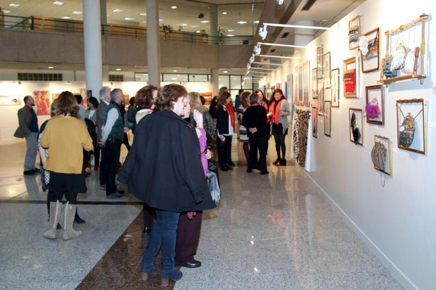 Inauguración Exposición IlusionARTizate - Imagen de personas mirando algunos de los cuadros de exposición.