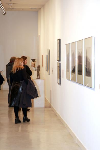 Inauguracion Exposición "La Idea de un Signo" - Colección Sánchez Ubiria - Imagen personas asistentes a la exposición.