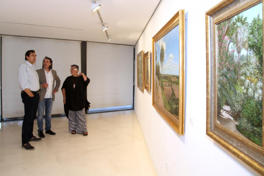 Inauguración Exposición "Ventanas al Jardín" de José Manuel Corujo Vergara - El autor  explica al concejal las obras.