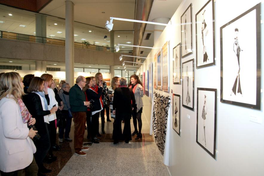 Inauguración Exposición IlusionARTizate - Imagen de personas mirando algunos de los cuadros de exposición.