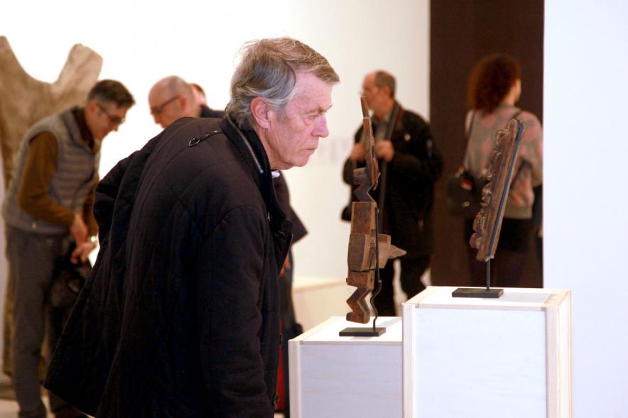 Inauguracion Exposición "La Idea de un Signo" - Colección Sánchez Ubiria - Imagen de persona mirando una de las esculturas expuestas.